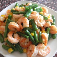 Stir fry shrimps, green beans and corn kernels in taoco sauce